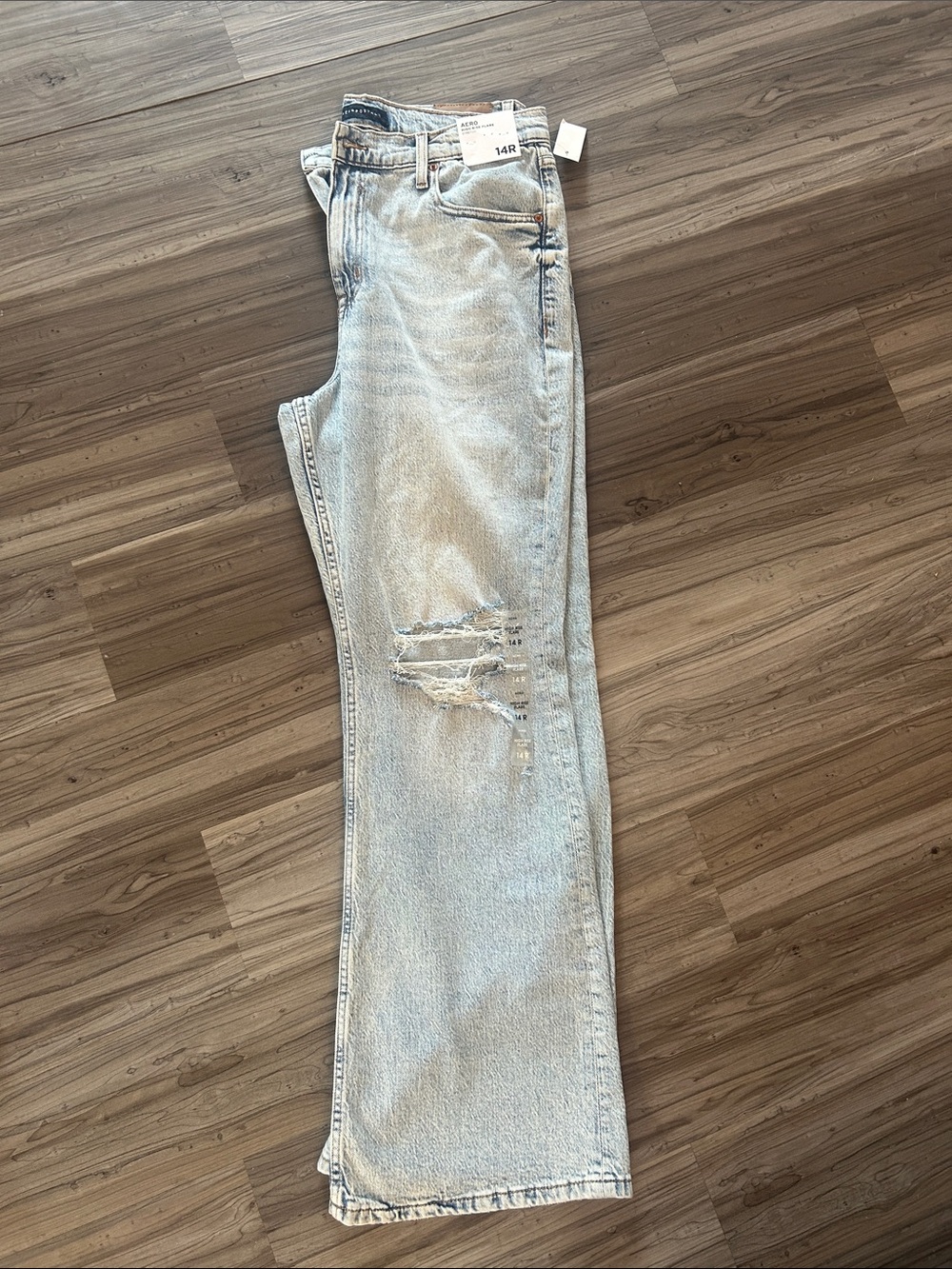 Aeropostale Light Wash Distressed Women’s Jeans - 14R